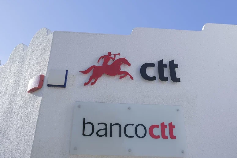 CTT suspendem envio postal de bens para os EUA