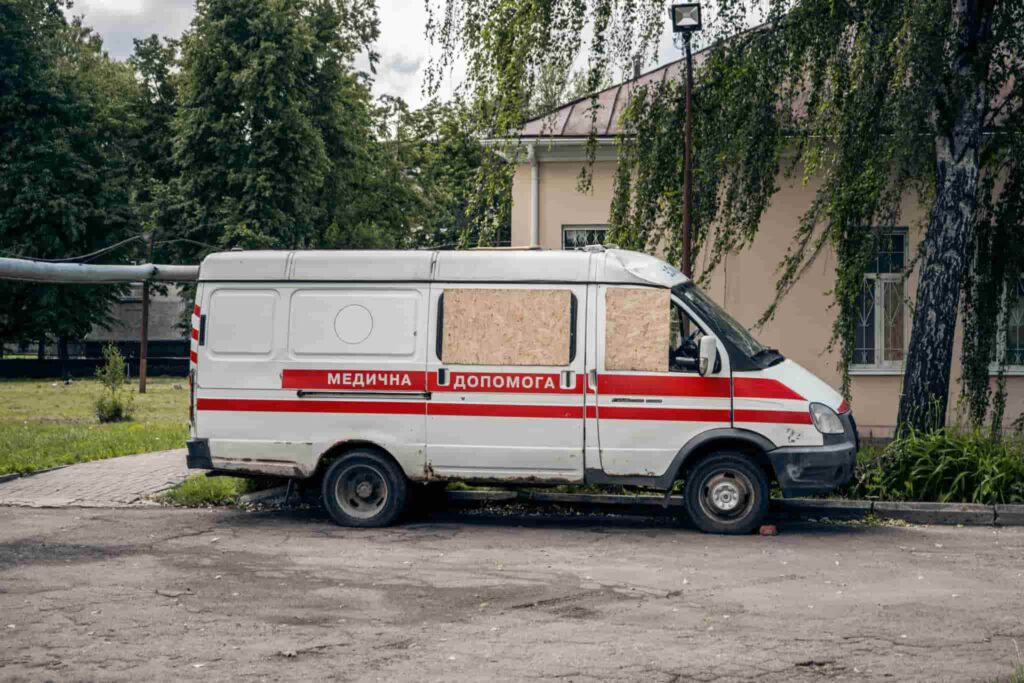 As consequências do ataque na Rua Metalurhiv: uma ambulância destruída à porta do Hospital atacado. Foto © Yehor Kryvoruchko / Kordon Media