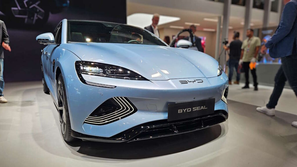 Os europeus preferem comprar um carro chinês a um americano
